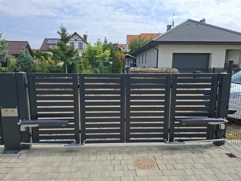 Brama harmonijkowa SPESSO – wygodny wjazd, gdy brakuje miejsca – zdjęcie 1