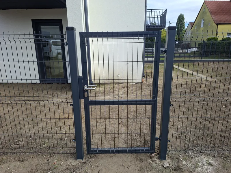 Furtka w ogrodzeniu panelowym 3D – zbliżenie, inwestycja przy ul. Granitowej w Szczecinie