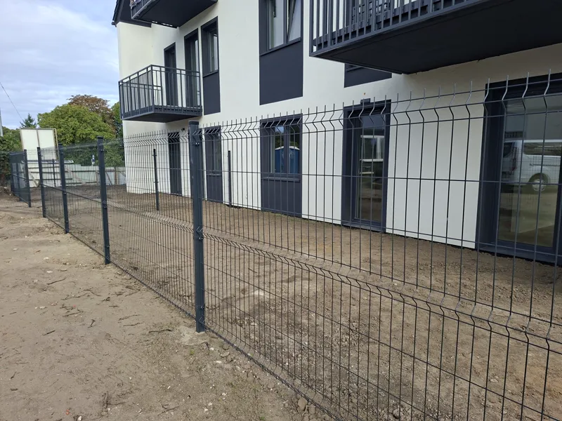 Ogrodzenie przedogródków i furtka przy budynku mieszkalnym na ul. Granitowej w Szczecinie