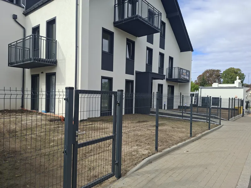Ogrodzenie terenu i przedogródków przy budynku wielorodzinnym na ul. Granitowej w Szczecinie