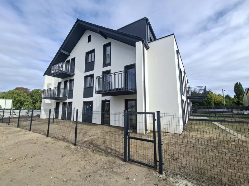 Budynek mieszkalny przy ul. Granitowej w Szczecinie z ogrodzeniem panelowym i furtką – realizacja IQ Fence dla Maison Developer