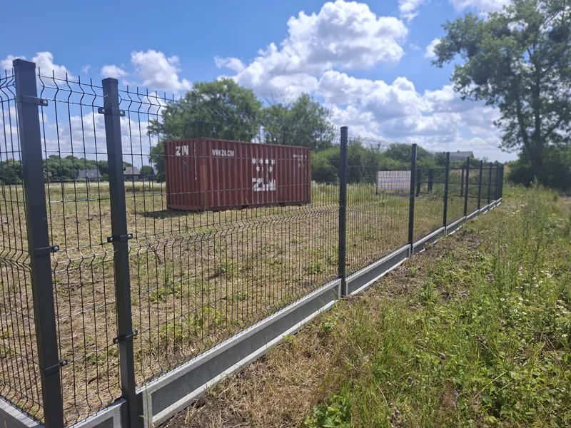 Ogrodzenie panelowe 3D dla firmy – proste rozwiązanie na przykładzie realizacji dla Elektrobau