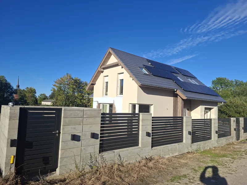 Ogrodzenie SPESSO w kolorze RAL 7021 – realizacja z bramą o szerokości 6,63 m – zdjęcie 1