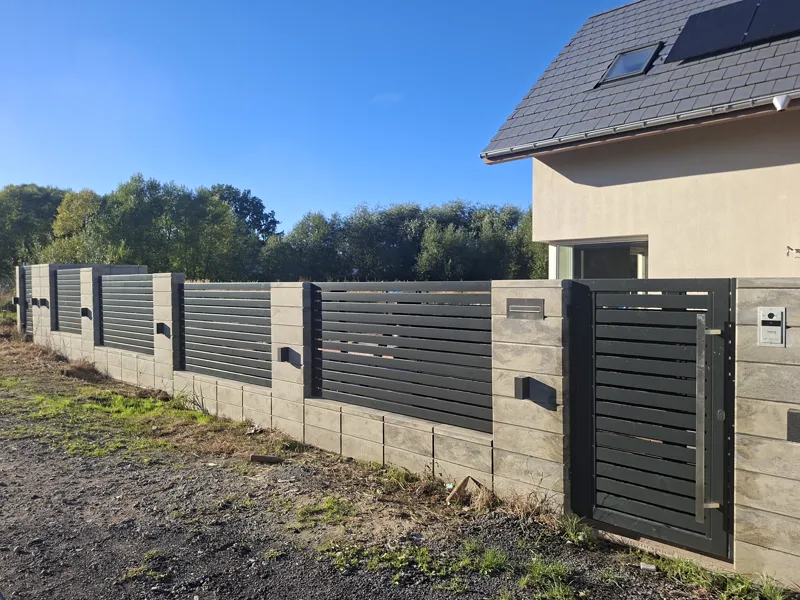 Ogrodzenie SPESSO w kolorze RAL 7021 – realizacja z bramą o szerokości 6,63 m