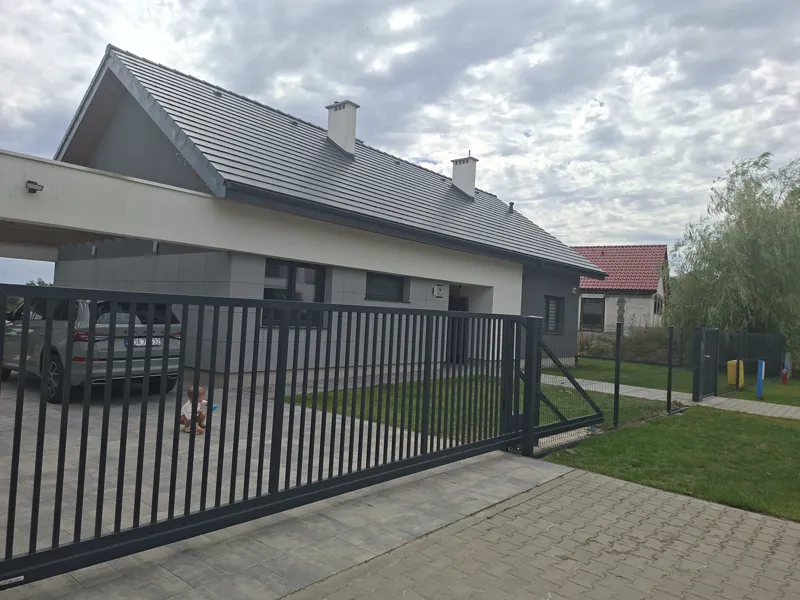 Efektowne ogrodzenie w rozsądnym budżecie – panele 3D i palisada MAGRO – zdjęcie 1