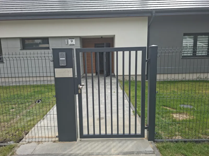 Efektowne ogrodzenie w rozsądnym budżecie – panele 3D i palisada MAGRO – zdjęcie 2