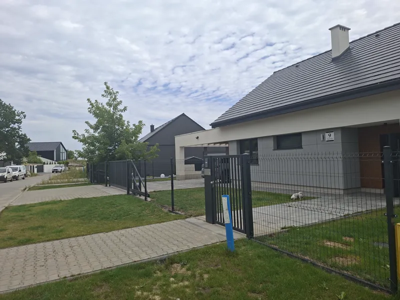 Efektowne ogrodzenie w rozsądnym budżecie – panele 3D i palisada MAGRO – zdjęcie 3