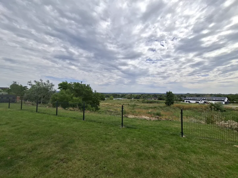 Efektowne ogrodzenie w rozsądnym budżecie – panele 3D i palisada MAGRO – zdjęcie 4