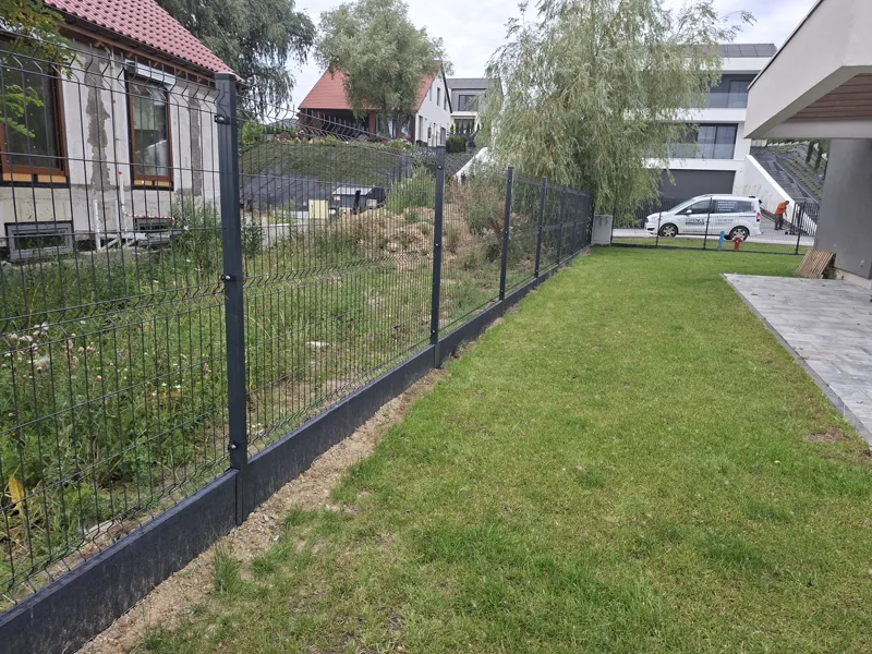 Efektowne ogrodzenie w rozsądnym budżecie – panele 3D i palisada MAGRO – zdjęcie 5
