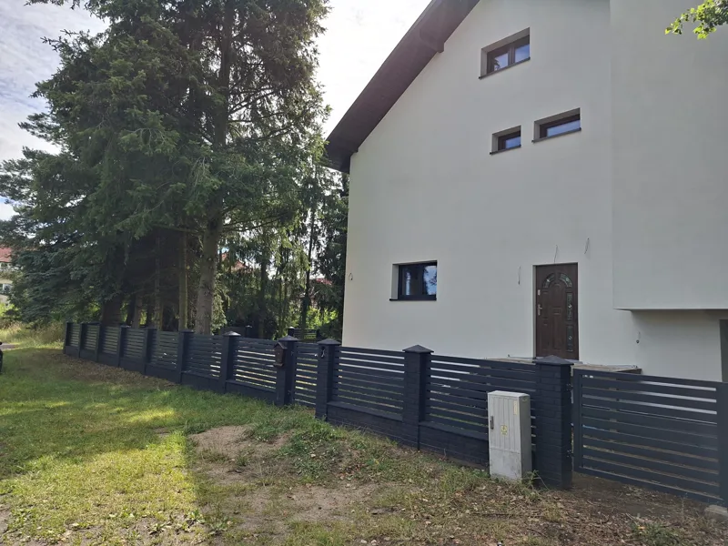 Ogrodzenie SPESSO na klinkierowych murkach – nowy wygląd istniejącej posesji – zdjęcie 1