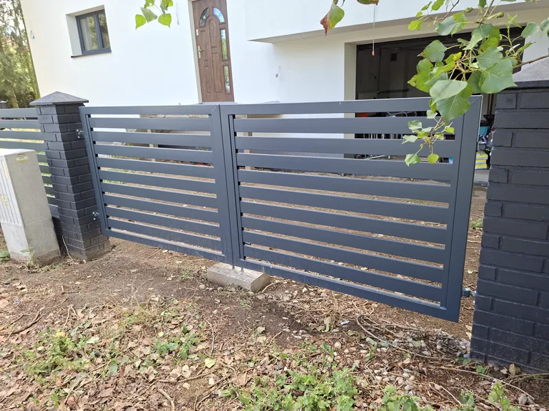 Ogrodzenie SPESSO na klinkierowych murkach – nowy wygląd istniejącej posesji – zdjęcie 2