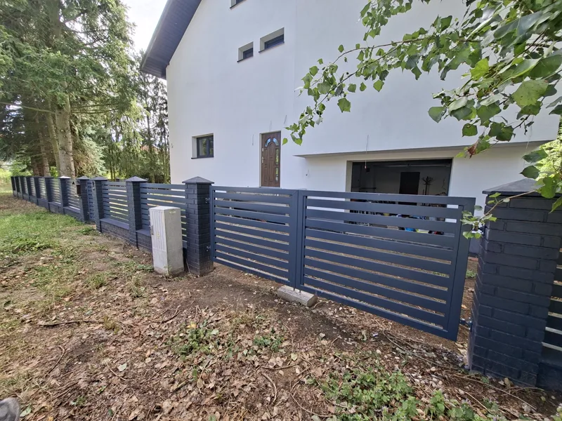 Ogrodzenie SPESSO na klinkierowych murkach – nowy wygląd istniejącej posesji – zdjęcie 3