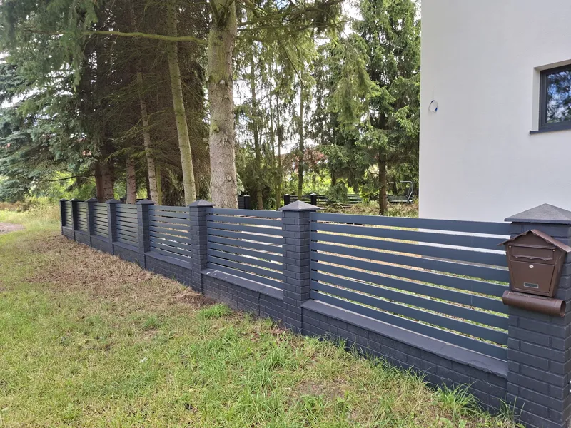 Ogrodzenie SPESSO na klinkierowych murkach – nowy wygląd istniejącej posesji – zdjęcie 4