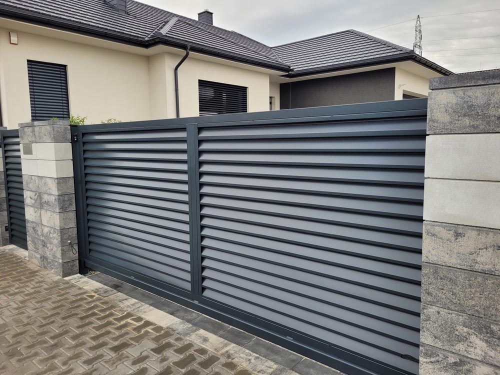 Nowoczesne ogrodzenie z bramą – realizacja IQ Fence